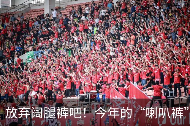 放弃阔腿裤吧！今年的“喇叭裤”又火了，这样穿时髦高级，太美了